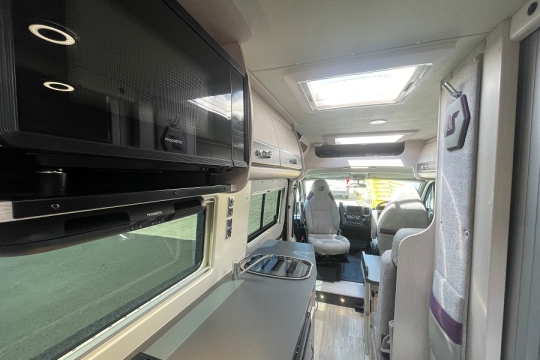 auto-sleepers-fairford-interior-kitchen-to-front.jpg