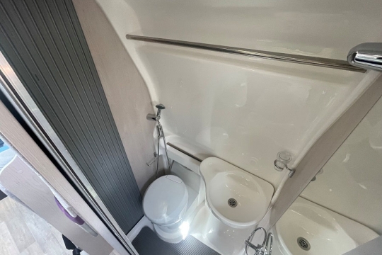 auto-sleepers-fairford-interior-bathroom.jpg