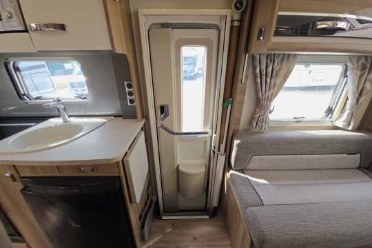 Bessacarr-Hi-Style-496-Interior-Side.jpg