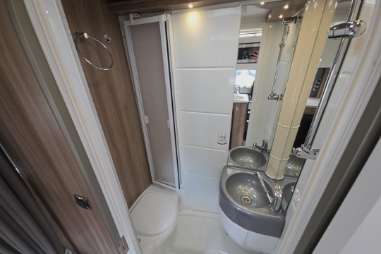 Bessacarr-Hi-Style-496-Interior-Bathroom.jpg
