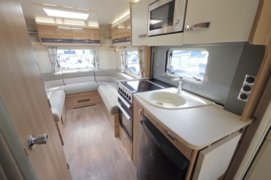 Bessacarr-Hi-Style-496-Interior-Middle.jpg