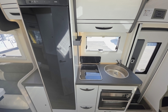 McLouis-Fusion-330-Interior-Kitchen.jpg