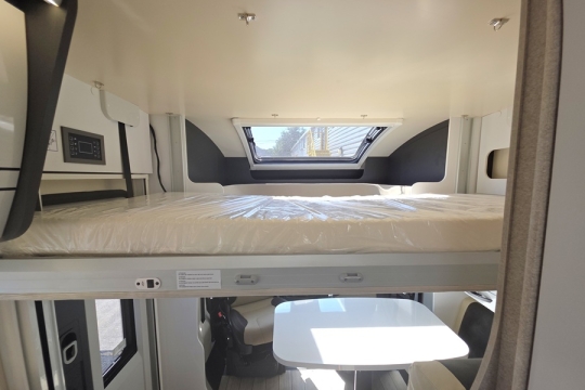 McLouis-Fusion-330-Interior-Front-Bed.jpg