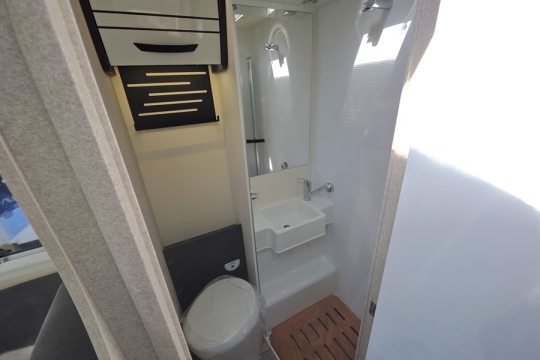 McLouis-Fusion-330-Interior-Bathroom.jpg