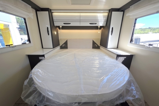 McLouis-Fusion-379-Interior-Bed.jpg