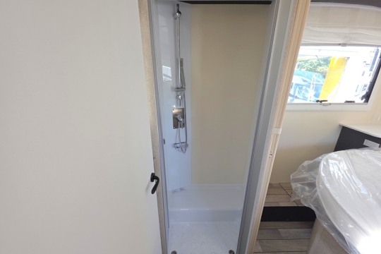 McLouis-Fusion-379-Interior-Shower.jpg