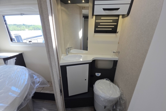 McLouis-Fusion-379-Interior-Bathroom.jpg