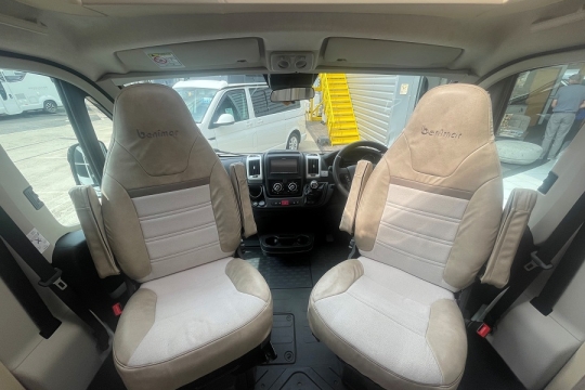 benimar-mileo-282-interior-cab.jpg