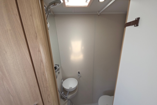 elddis-majestic-115-interior-bathroom-2.jpg