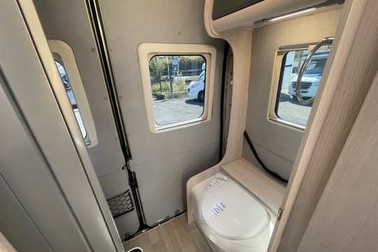 auto-sleepers-kemerton-xl-interior-bathroom.jpg