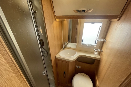 mclouis-fusion-360-interior-washroom.jpg