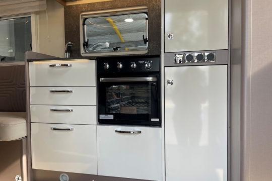 burstner-lyseo-it-644g-interior-kitchen.jpg