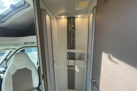 burstner-lyseo-it-644g-interior-shower.jpg