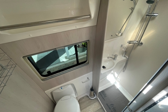 auto-sleepers-warwick-xl-interior-washroom.jpg