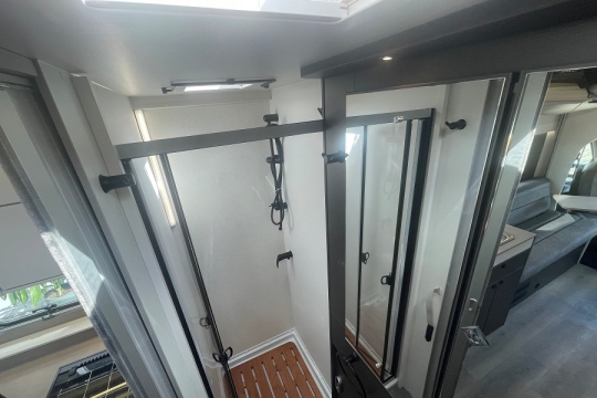 ace-1500-et-interior-shower.jpg