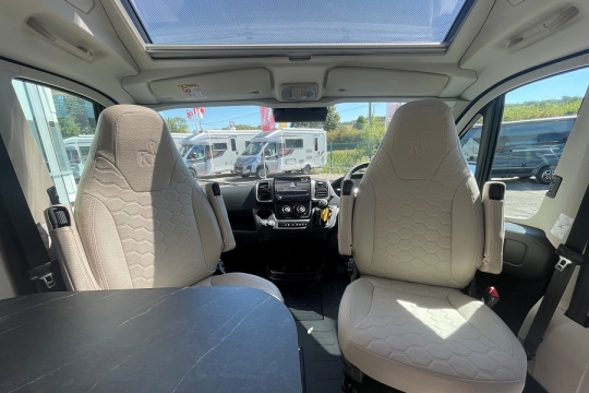 etrusco-cv-640-sb-plus-interior-cab-seats.jpg