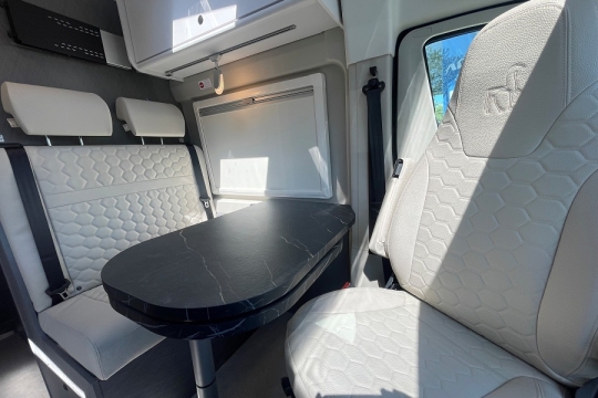 etrusco-cv-640-sb-plus-interior-front-lounge.jpg