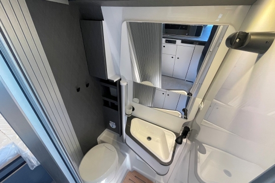 etrusco-cv-640-sb-plus-interior-washroom.jpg