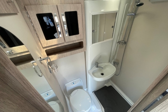 auto-sleepers-nuevo-ek-es-interior-washroom.jpg