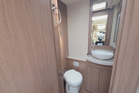 Elddis-Majestic-285-Interior-Bathroom.jpg