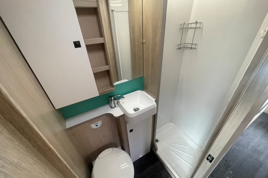 auto-trail-f68-interior-bathroom.jpg