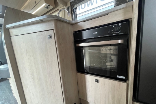 auto-trail-f70-interior-oven.jpg