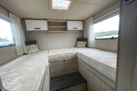 auto-trail-f70-interior-bedroom.jpg