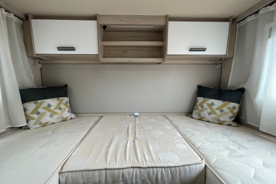 auto-trail-f70-interior-bedroom-detail.jpg