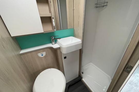 auto-trail-f70-interior-washroom-full.jpg