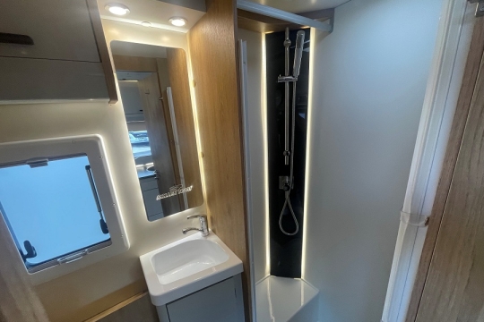 rollerteam-pegaso-745-interior-bathroom.jpg