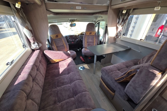 auto-sleepers-nuevo-ek-es-interior-lounge.jpg