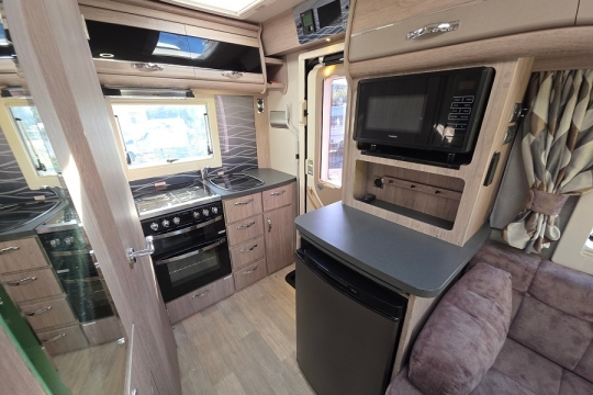 auto-sleepers-nuevo-ek-es-interior-full-kitchen.jpg