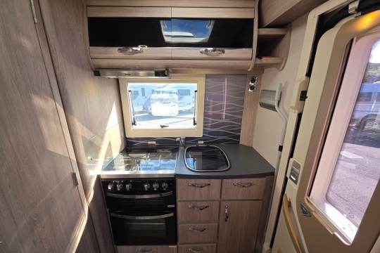 auto-sleepers-nuevo-ek-es-interior-end-kitchen.jpg