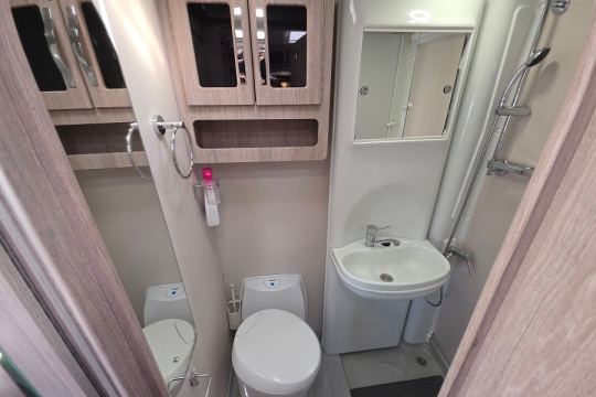 auto-sleepers-nuevo-ek-es-interior-bathroom.jpg
