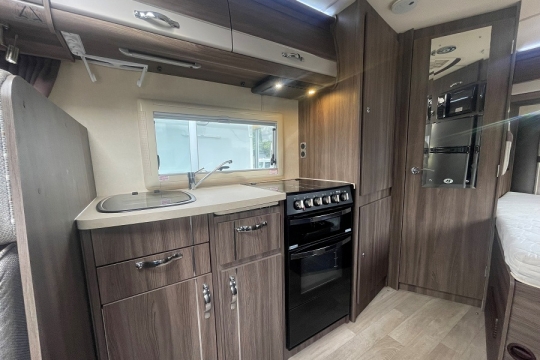 auto-sleepers-broadway-fb-interior-kitchen.jpg