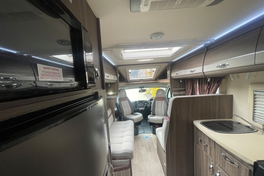auto-sleepers-broadway-fb-interior-to-front.jpg