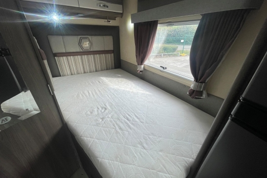 auto-sleepers-broadway-fb-interior-french-bed.jpg