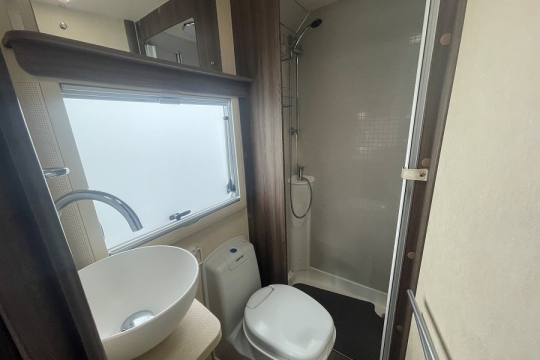 auto-sleepers-broadway-fb-interior-bathroom.jpg