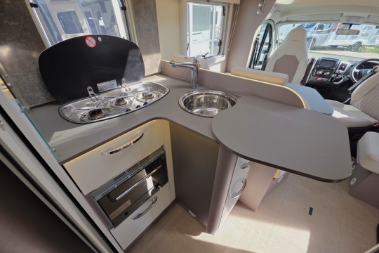Burstner-Lyseo-Harmony-700-Interior-Kitchen.jpg