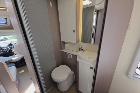 Burstner-Lyseo-Harmony-700-Interior-Bathroom.jpg