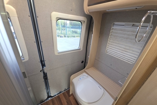 Auto-Sleepers-Kemerton-XL-Interior-Bathroom.jpg