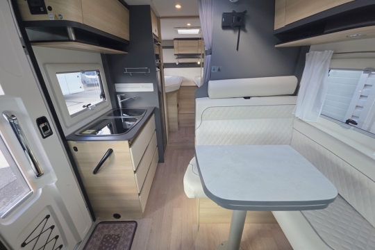 Itineo-660-CJ-Interior-Front-to-Rear.jpg