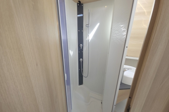 Itineo-660-CJ-Interior-Shower.jpg