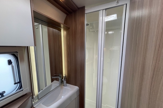 swift-kon-tiki-584-sport-interior-shower.jpg