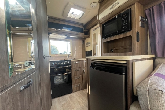 auto-sleepers-broadway-ek-tb-lp-interior-kitchen.jpg