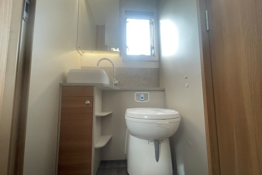 bailey-adamo-75-4-interior-washroom.jpg