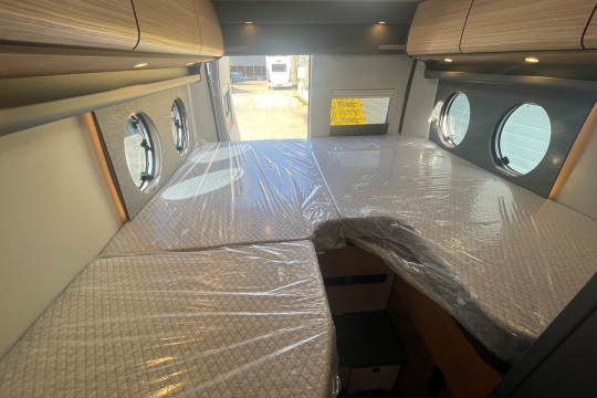 malibu-diversity-gt-skyview-640-le-k-interior-bed.jpg