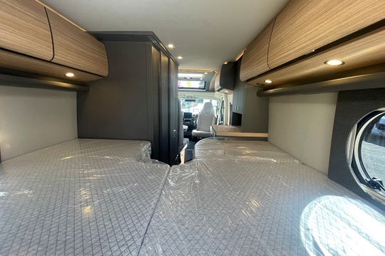 malibu-diversity-gt-skyview-640-le-k-interior-bed-forward.jpg
