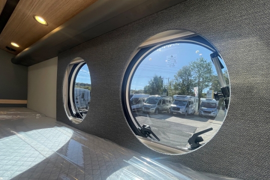malibu-diversity-gt-skyview-640-le-k-interior-porthole-windows.jpg