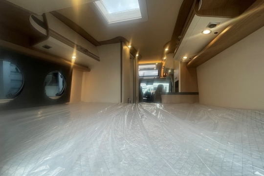 malibu-diversity-skyview-600-db-k-interior-rear-to-front.jpg